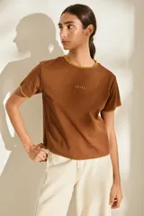 Remera de manga corta color chocolate con costuras y terminaciones en hilo mostaza, de corte clásico y con el logotipo de la marca bordado en el pecho.