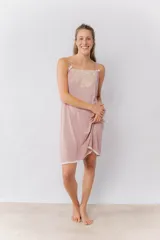 Camisón corto de algodón color rosado, con escote en V decorado con encaje y breteles finos regulables. Presenta terminación con puntilla en el ruedo.