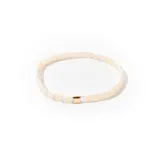 Pulsera elástica de cuentas cuadradas color crema con separadores plateados y cierre dorado.