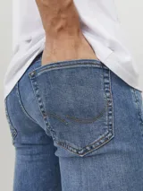 Jean de corte slim fit y tiro bajo, con diseño clásico de cinco bolsillos y cierre de botón. Confeccionado en tejido de sarga con acabado super stretch para mayor flexibilidad.