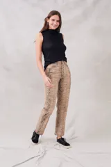 Musculosa negra con cuello alto y corte ajustado.