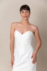 Vestido largo de novia, corte sirena, color blanco, strapless y confeccionado en tafeta.
