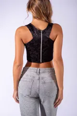 Top negro de terciopelo con estampado de cachemir, corte cropped y diseño cruzado en el frente.