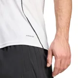 Camiseta de fútbol Adidas del Club Atlético River Plate, modelo Home 2025/2026. Diseño blanco con la icónica banda diagonal roja, cuello redondo con detalles en negro y rojo, y las tres tiras de Adidas en color rojo sobre las mangas.