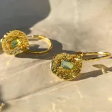 Aros tipo argolla dorados con dije circular texturizado y circonia rectangular color verde agua.