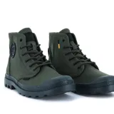 Botas de caña media Palladium Pampa Hi HTG Supply, color verde militar, confeccionadas en lona de algodón orgánico con detalles de caucho reciclado.