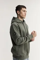 Canguro con capucha color verde oliva, de corte regular, con estampado gráfico multicolor en la espalda que incluye texto y formas abstractas.