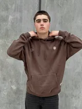 Canguro marrón con capucha ajustable con cordones, bolsillo tipo canguro y puños elásticos. Presenta un logo de un globo terráqueo y una flor bordados en el pecho.