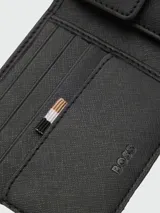 Billetera Boss de diseño plegable, confeccionada en material laminado con textura fina. Presenta el logo de la marca aplicado en metal plateado en la esquina inferior.