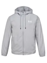 Campera Under Armour tipo cortavientos color gris, con capucha ajustable con cordones, cierre frontal completo y bolsillos laterales con cierre. Incluye forro de malla y puños elásticos.