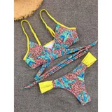 Bikini con estampado de animal print y hojas tropicales, compuesto por un top triangular con tiras cruzadas en el abdomen y bombacha tipo tanga con detalles en amarillo neón.
