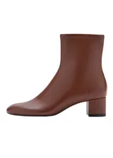 Botines de caña corta color marrón, con taco cuadrado y punta redonda, confeccionados en poliuretano.