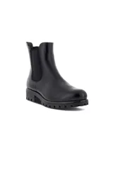 Bota tipo Chelsea de cuero negro con paneles elásticos laterales para un ajuste cómodo. Presenta un tirador en la parte posterior y una suela de goma tipo track con relieve para mayor tracción.