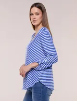 Remera de calce relajado y silueta fluida, con escote en V y mangas tres cuartos con presilla y botón. Diseño de rayas dispuestas en ángulo tipo espiga en el delantero y ruedo redondeado.