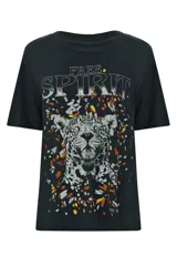 Remera negra de algodón con cuello redondo, mangas cortas y estampa frontal de leopardo con la inscripción "Free Spirit".
