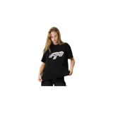 Remera oversize de color negro, de manga corta, con estampa frontal en tono rosado con el logo y la inscripción 'EMESTUDIOS'.
