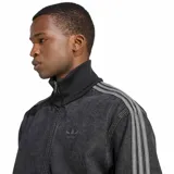 Campera adidas Originals modelo Adicolor Denim Firebird, confeccionada en tejido denim de efecto lavado en color negro. Presenta cuello alto, cierre frontal completo, bolsillos laterales y las clásicas tres tiras de la marca en las mangas.