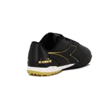 Championes de fútbol Diadora Barrica Futbol TF, color negro con detalles dorados.