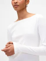 Remera de manga larga con cuello bote, confeccionada en tejido de punto suave y elástico, con un corte ajustado al cuerpo.