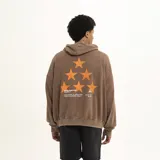 Canguro azul con capucha, bolsillo tipo canguro y logo de dos estrellas amarillas en el pecho.