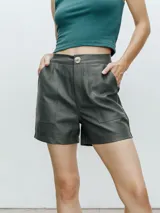 Short de cuero sintético color verde oscuro, con cintura alta y corte holgado.