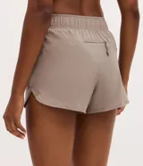 Bermuda deportiva Get Over modelo runner color beige, con cintura elástica, bajo redondeado y aberturas laterales. Cuenta con un pequeño bolsillo funcional trasero.