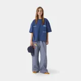 Remera oversize de color azul, confeccionada en algodón puro, de manga corta y cuello redondo acanalado. Presenta un amplio estampado gráfico en la espalda en tonos celestes con inscripciones tipográficas.