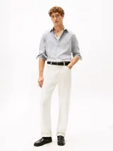 Camisa de manga larga Tommy Hilfiger de corte slim, confeccionada en tejido de piqué Oxford color azul claro. Presenta cuello inglés, cierre frontal con botones y el logo de la marca bordado en el pecho.