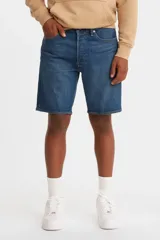 Short de denim azul de corte clásico, tiro medio y diseño de pernera recta con acabado dobladillo.