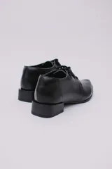 Zapato acordonado de cuero color beige con taco de madera de 3 cm.