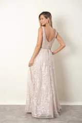 Vestido largo de tul color champagne, bordado en hilo de seda y canutillos al tono, con escote en V y sobrefalda.