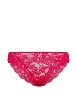 Bombacha tipo bikini confeccionada en encaje supersuave y elástico color fucsia, con tiro medio, detalle de pequeña roseta frontal y cobertura moderada en la espalda.