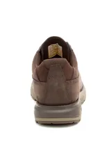 Zapatos Caterpillar modelo Pursue Lo, color marrón, confeccionados en nubuck con forro de malla transpirable. Presentan cierre de cordones, entresuela de EVA ligera y suela de goma resistente inspirada en el diseño de tractores para mayor tracción.