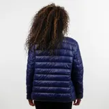 Campera acolchada (puffer) de color azul marino, con cierre frontal completo y cuello alto. Presenta un pequeño logo bordado en color azul claro en el pecho izquierdo.