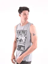 Musculosa sin mangas color blanco hueso con estampa frontal de una motocicleta estilo chopper y el número "86" en tonos ocre. Incluye texto con frases motivacionales.