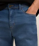 Pantalón de jean azul, corte recto, marca Marfinno.