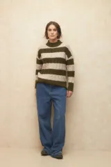 Polera de punto a rayas horizontales color beige y blanco, de manga larga y cuello alto.