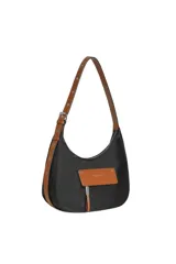 Cartera tipo morral de nylon color negro, con detalles en cuero sintético tostado. Cuenta con un bolsillo frontal con solapa y cierre, correa ajustable para el hombro y cierre superior.
