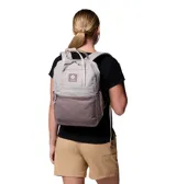 Mochila Trail Traveler 18L de Columbia, color gris con detalles en beige, con compartimento para portátil y tecnología Omni-Shield que repele la humedad y las manchas.