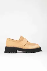 Mocasines de gamuza color tostado, con suela gruesa negra de goma con plataforma y diseño track.