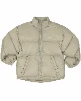 Campera puffer de nylon acolchada color beige, con cuello alto y cierre frontal. Presenta el logo de la marca Mistral estampado en el pecho.