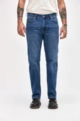 Jean de corte recto clásico con cadera levemente holgada, confeccionado en denim azul con lavado medio.