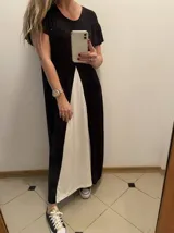 Vestido largo negro con panel frontal blanco, de corte recto y mangas cortas.