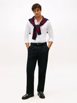 Camisa blanca de vestir Tommy Hilfiger, de corte slim fit, manga larga y cuello clásico. Confeccionada en algodón regenerativo, algodón BCI y elastano. Incluye logo bordado en el pecho.