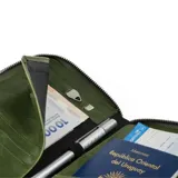 Portapasaporte de cuero genuino con acabado texturizado y cierre perimetral. Cuenta con tecnología de protección anticlonación, capacidad para dos pasaportes, seis tarjetas, efectivo y documentos de viaje.