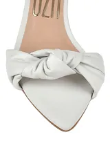 Sandalia de cuero blanca con tira delantera con nudo, tira al tobillo con hebilla y taco geométrico.