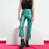 Pantalón de eco cuero color negro, de corte recto y largo cropped.