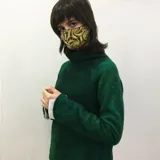 Sweater verde de lana merino afieltrada, de cuello alto y mangas largas.