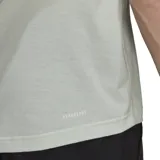 Remera deportiva Adidas de hombre color gris claro, con logo negro en el pecho y tecnología Aeroready.
