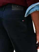 Pantalón de corte recto y estilo clásico, confeccionado en twill de algodón con un toque de elastano para mayor comodidad. Presenta el tradicional diseño de cinco bolsillos, cierre de botón con cremallera y un acabado versátil.
